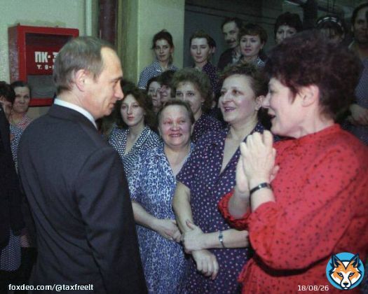 Исполняющий обязанности Президента РФ Владимир Владимирович Путин поздравляет женщин АО 'Новая Ивановская мануфактура' с Международным женским днем 8 марта, 2000 год. Через 22 года он пошлет их сыновей на смерть в Украине