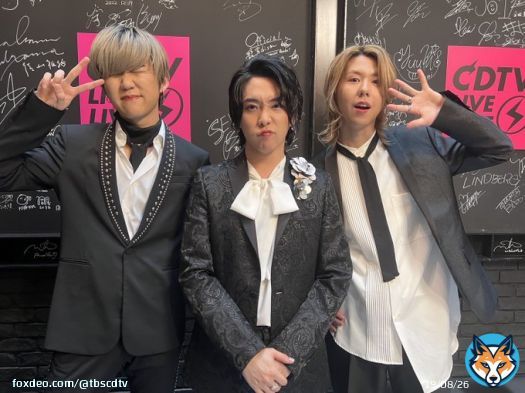 #CDTVライブライブ 今夜も激アツLIVEをお届け\u266a 本番直前ショットで実況中だよ  このあと #MrsGREENAPPLE が登場 SNSで大バズリの 「ダンスホール」を フルサイズで披露  #CDTV #TBS