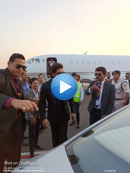 The King lands in Kolkata & the atmosphere is terrific   #ShahRukhKhan #Pathaan #KIFF