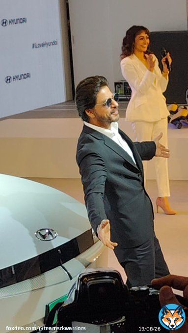 And here comes our favourite moment of the day with The Epic SRK Pose   #ShahRukhKhan #Pathaan