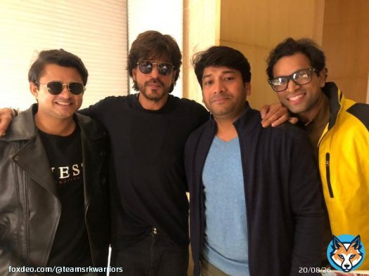 More pictures of #ShahRukhKhan meeting FANs   #Pathaan