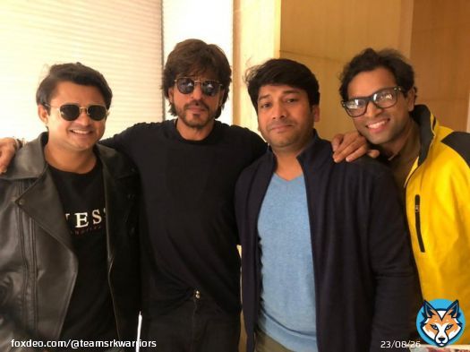 More pictures of #ShahRukhKhan meeting FANs   #Pathaan
