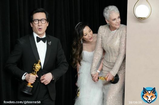 エブエブ　ミシェル・ヨー　キー・ホイ・クァン　ジェイミー・リー・カーティス　本当におめでとう 受賞した後の写真もほのぼのするね