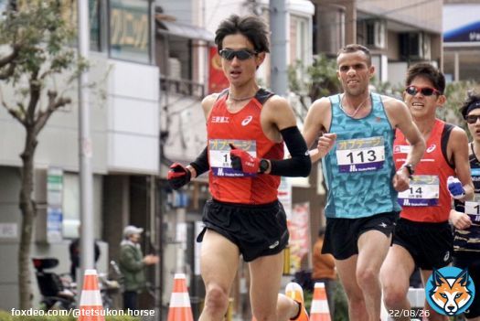 #大阪マラソン   定方俊樹 選手（三菱重工）  弟さんも応援に！！ 別大の駿くんの悔しさを俺が挽回するとツイートしていたけれど、 本人の前でしっかり7分台で日本人4位。 さすがです！