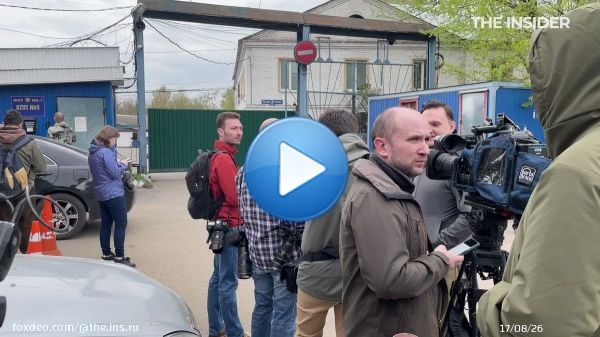 Бывший министр экономразвития Алексей Улюкаев вышел по УДО. Из колонии в Твери он в прямом смысле слова выехал на тонированном джипе в сопровождении двух машин без номеров. Как это было &ndash; рассказывает корреспондент The Insider c места события.