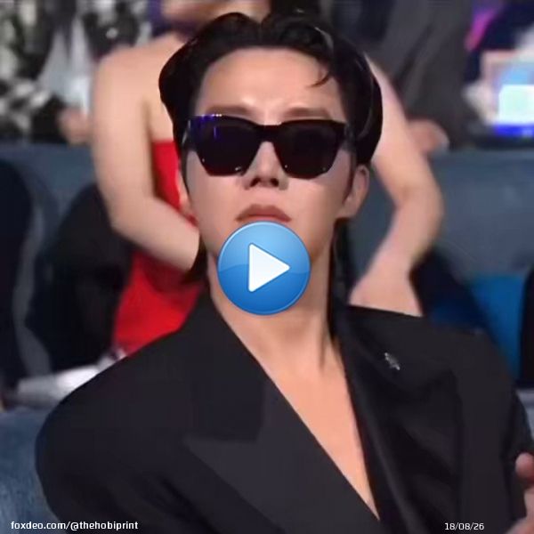 Hoseok&rsquo;s reaction when they showed him on the MAMA screen SO HANDSOME. #JHOPExMAMA0:0386.5K views