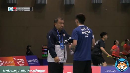 Datuk Tey Seu Bock talk BM to JunHao  in case opponent can understand huh.. advantage la Malaysian as multilingual #RuichangChinaMasters2023 #BadmintonMalaysia