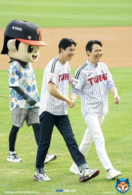 사장님 월잴 투샷이요!!!!  　　　　　  ./￣)\u2312) 　　　　　./／~.／ 　　　　.／ .／( 　　　／／\u2312).\u2312ヽ 　　/　　 .ノ (＿／) 　./　　／　 .(＿／ ／　　　＿／￣ 　　　／ 　　／  #이정재 #정우성 #LEEJUNGJAE #JUNGWOOSUNGShow more