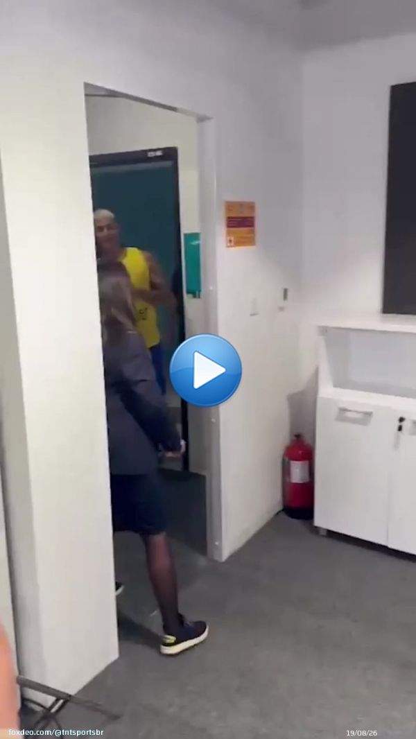 A emo&ccedil;&atilde;o de conhecer o &iacute;dolo!  O Richarlison chorou ao encontrar com o fen&ocirc;meno e o Ronaldo fazer a dan&ccedil;a do pombo!  Ah... meus R9  #TNTSportsNoQatar  Cr&eacute;dito: FIFA e Ronaldo TV