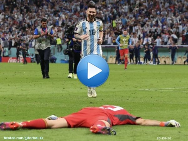 オランダ-アルゼンチンPK勝利後すぐ  「キャリア最後のW杯の終わり」を先に伸ばしてくれたマルティネスのところへ駆け寄るメッシ