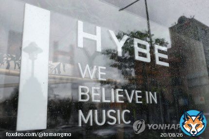 ข่าวยอนฮับ วันนี้ Hybe ได้ ประกาศต่อสาธารณชนว่าได้เซ็นสัญญาเพื่อซื้อหุ้น14.8 % ที่ถือโดย ลีซูมานผู้ก่อตั้ง SM ด้วยมูลค่า 422.8 พันล้านวอน (11,214,277,378.81 บาท)สิ่งนี้จะทำให้ Hybe เป็นผู้ถือหุ้นรายใหญ่ที่สุดของ SM (ว่องไวมากแม่)