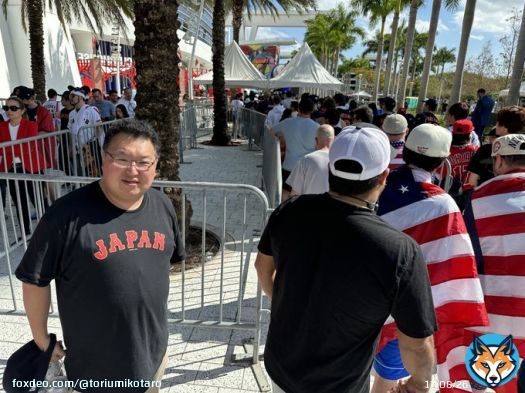 WBCの決勝、日本対アメリカ戦が行われるマイアミ・ローンデポパークに到着しました!現地時間16時の開門前に多くの日本人、アメリカ人のファンが集まってます。出足は昨日の準決勝と比べても圧倒的に早く、既にグッズショップは長い行列になってます。盛り上がってます!