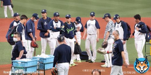 【プロ野球】2022年10月25日　 #日本シリーズ  オリックスXヤクルト  京セラドームのマウンドを確認する #石川雅規 らヤクルト投手陣   #ヤクルトスワローズ #スワローズ #swallows #東スポ