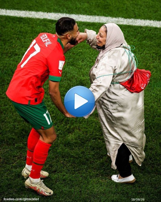 Sofiane Boufal, jogador do Marrocos, comemora com sua m&atilde;e a semifinal do pa&iacute;s na #FIFAWorldCup&nbsp;