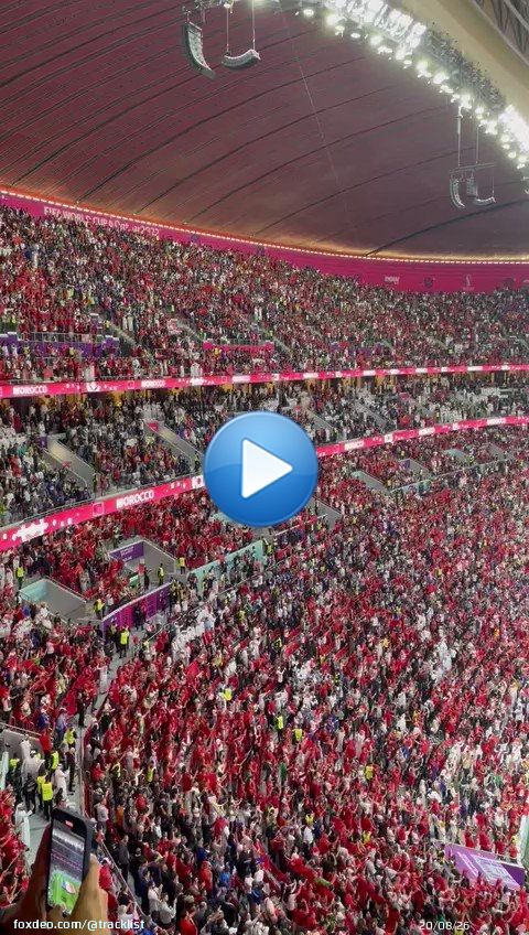 ARREPIEI! A torcida do Marrocos cantando o hino antes da semifinal da #FIFAWorldCup.