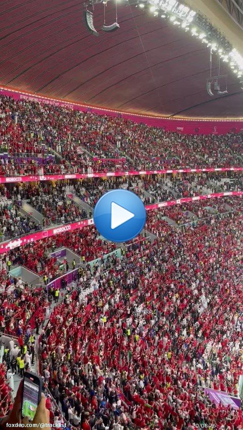 ARREPIEI! A torcida do Marrocos cantando o hino antes da semifinal da #FIFAWorldCup.