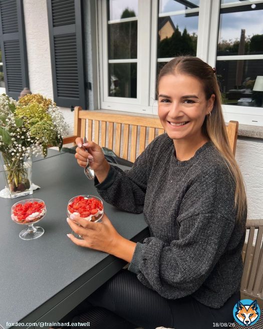 Anzeige. Ihr seid auf der Suche nach einem Rezept für einen fruchtig, leckeren Nachtisch? Dann passt auf \ud83d\ude4c\ud83c\udffb Hier kommt das Rezept für ein veganes Erdbeer-Dessert \ud83c\udf31 \ud83c\udf53 Ihr braucht für den Bodenen Boden:\u27a1\ufe0f 8-10 Lotus KekseFür die Creme:\u27a1\ufe0f 400g Veganer Quark \u27a1\ufe0f 2 EL Ahornsirup \u27a1\ufe0f 1 EL Zitronensaft\u27a1\ufe0f 1/4 TL Vanille\u27a1\ufe0f 1 TL OMEGA-3 VEGAN LIQUID Für die Erdbeerschicht:\u27a1\ufe0f 350g Erdbeeren\u27a1\ufe0f 1 EL Ahornsirup\u27a1\ufe0f 1/2 EL ZitronensaftDas OMEGA-3 VEGAN LIQUID von @doppelherz_de nehme ich jeden Morgen! Entweder pur oder man kann es wie hier in Rezepte einbauen, es schmeckt durch den Zitronengeschmack auch echt gut \ud83c\udf4b Perfekt wenn ihr keine Kapseln schlucken möchtet. Omega-3 ist sehr wichtig für die Herzfunktion* und auch für die Leistungsfähigkeit des Gehirns** \ud83e\udde0 Ich nehme immer 1 TL pro Tag, was die optimale Tagesdosis ist.Mit meinem Code „Trainhard15“ bekommt ihr über Amazon 15% Rabatt auf das OMEGA-3 VEGAN LIQUID (Link in der Bio) ♥️(*Die Omega-3 Fettsäuren EPA / DHA tragen bei einer Tagesaufnahme von 250 mg zu einer normalen Herzfunktion bei.**Die Omega-3 Fettsäure DHA unterstützt bei einer Tagesaufnahme von 250 mg die normale Gehirnfunktion.)#doppelherz #omega3 #doppelherzsystem #nur1teelöffel #algenöl