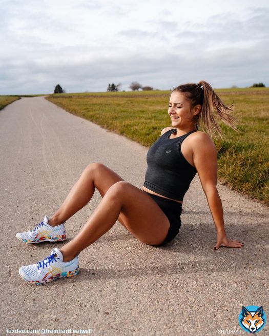 If you feel like giving up, look back at how far you've come ????\ud83c\udffcDieses Motto gilt auch beim Sport, vor allem beim Laufen! Euer Training und der Erfolg geht nicht steil nach oben, sondern ist ein Weg mit Ups und Downs \ud83c\udfc3\ud8d83c\udffb&zwj;\u2640\ufe0f An einigen Tagen fallen mir 10km leicht, an anderen fallen mir 4km ab dem ersten Schritt schwer. Wichtig ist es dran zu bleiben, sich REALISTISCHE Ziele zu setzen und sich nicht entmutigen zu lassen! &hearts;️#runninggirl #laufliebe #laufen