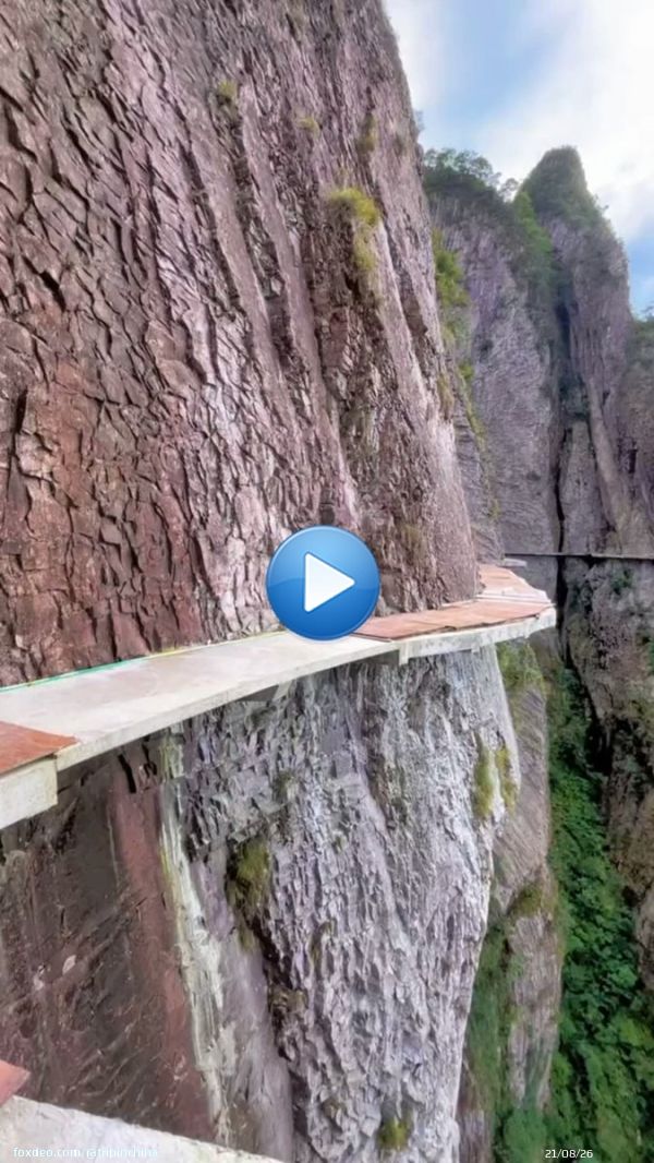 Wenzhou, Zhejiang, a temp walking path. Are you going to try it?
