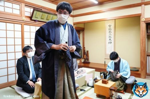 [第35期竜王戦七番勝負第5局 藤井聡太竜王－広瀬章人八段] 熱を帯びる第5局、藤井竜王の\u25b3３三桂に広瀬八段が長考、そのまま69手目を封じて1日目を終えました（若杉）  \u25bd写真で観る竜王戦第5局で1日目を振り返る   #藤井聡太 #広瀬章人 #竜王戦
