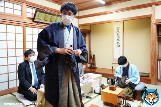 [第35期竜王戦七番勝負第5局 藤井聡太竜王－広瀬章人八段] 熱を帯びる第5局、藤井竜王の\u25b3３三桂に広瀬八段が長考、そのまま69手目を封じて1日目を終えました（若杉）  \u25bd写真で観る竜王戦第5局で1日目を振り返る   #藤井聡太 #広瀬章人 #竜王戦