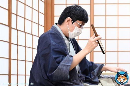 [第35期竜王戦七番勝負第5局 藤井聡太竜王－広瀬章人八段] 積極的に攻める広瀬八段。最善の対応を見せる藤井竜王。 対局はまもなく昼食休憩に入ります（若杉）  \u25bd写真で観る竜王戦第５局２日目 公開されています   #藤井聡太 #広瀬章人 #竜王戦