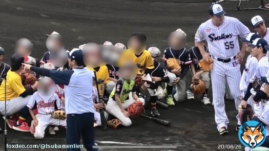 少年野球教室にて 1枚目 古田さん「質問ある子いる？あ、じゃあそこのちっちゃい子」 2枚目 ちっちゃい子「どうやったらプロ野球選手になれますか？？」 3枚目 おっきい子「（恐る恐る&hellip;）身体を大きくすることが、、、はい」  #swallows #古田敦也 #石川雅規 #村上宗隆