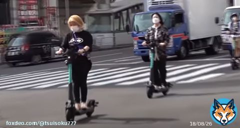 電動キックボード、全国初の死亡事故　転倒の男性（５２）、車止めに衝突し前から倒れて頭を強く打つ。ヘルメットはせず　東京都中央区