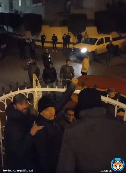 هذه بنت فرنسا تخرج من مطار تونس قرطاج غصبا عنكم جميعاااا اما بنت بلادكم دافع عليها نائب شعب دخلتوه للحبس... العار يا اولاد شحيبر الكلب  #يسقط_الانقلاب_في_تونس