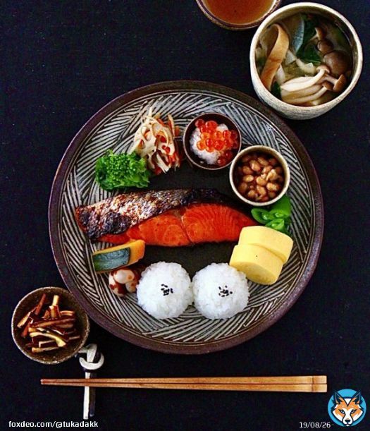 おはようございます。 今日の朝ごはん。 むすこがごはんと鮭と出汁巻を御所望。 寝落ちしたものの明け方に起きられたので、紅白なます、栗の甘露煮から栗きんとん、黒豆、善哉、ついでにとら豆炊いて。 きんとんの副産物、さつまいもの皮の胡麻塩バターが大好評。 #朝ごはん #ワンプレートごはん