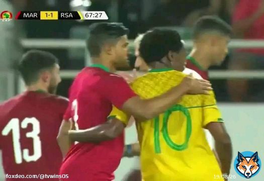 عناق حار بين لاعب الوداد الرياضي يحيي عطية الله ومهاجم الأهلي المصري بيرسي تاو... \ud83e\udd23