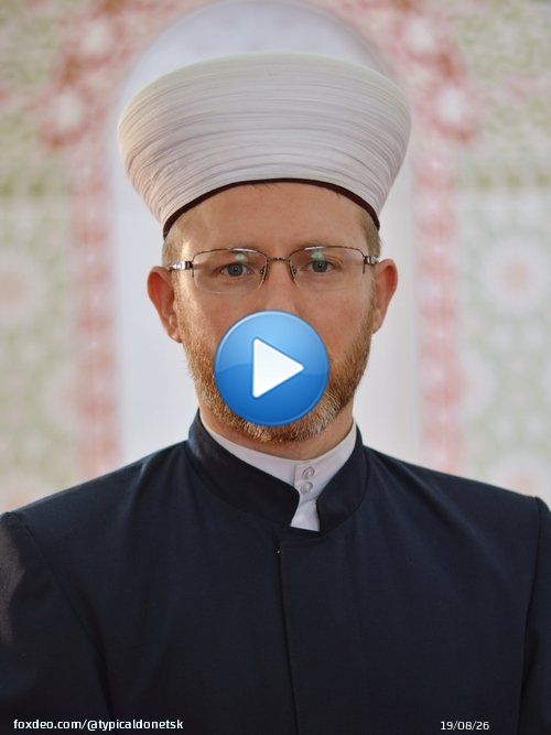 Муфтий Украины Саид Исмагилов (родом с Донецка), ушедший добровольцем на фронт, читает Коран на фоне разрушенной мечети в Бахмуте.  #Саид_Исмагилов #Донецк #Бахмут