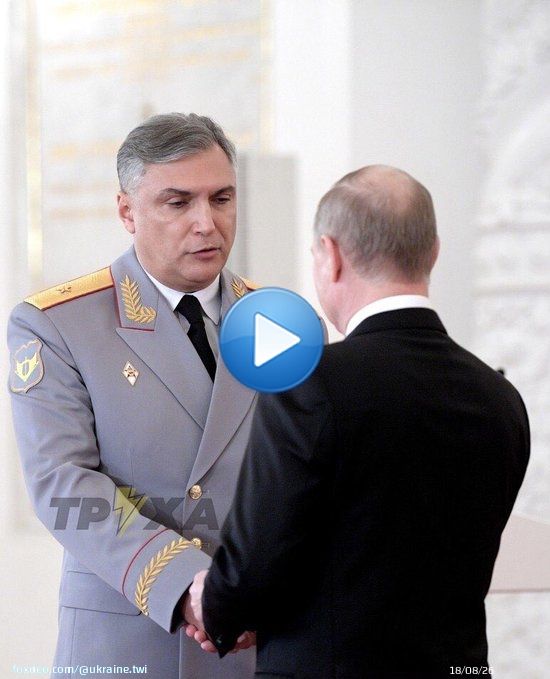 В сети появилось видео, на котором заместитель главнокомандующего Сухопутными войсками ВС РФ генерал Александр Матовников голым танцует в сауне. Судя по всему, видео сняла одна из проституток, с которыми отдыхал &laquo;герой России&raquo;.
