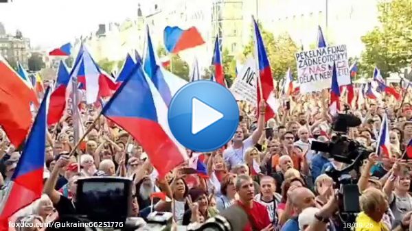 100000 demonstrate in #Prague Czech Republic. They hold the EU solely responsible for the European economic disaster and the rise in energy bills. They dont want to #FreezeForUkraine   Protesters threaten strike and coercive action if government doesn't resign by Sep 25