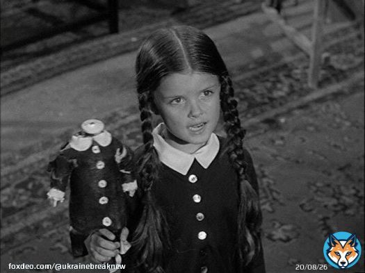 Умерла актриса, сыгравшая роль Уэнсдэй Аддамс в оригинальном сериале 1960-х годов.  64-летняя Лиза Лоринг скончалась от инсульта в окружении близких, сообщила Variety её дочь.  Лоринг начала сниматься в трёхлетнем возрасте. Среди прочего она исполнила роли в мыльной опере &laquo;К&hellip;