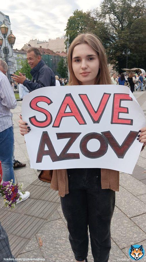 Silent vigil in Lviv Sunday by families of the Azov prisoners. This girl told me there are still 2000 prisoners, mostly from  Azovstal, alive in #Alinivka.  Including a female Azov Hero  Who is 7 months pregnant.