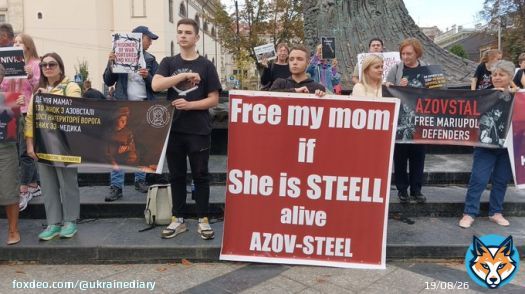 Free Azov Heroes.Lviv Sunday. Silent vigil for the 2000 Azovstal prisoners still in #Olenivka .#Ukraine #Kherson @UkraineDiary