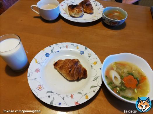 地味に静かに クロワッサンと雑煮の残り #朝ごはん #おうちごはん