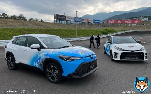 トヨタ、水素エンジン搭載車の市販化を視野に 富士登山に例えると4合目、後席のある水素カローラクロスを世界初公開 - Car Watch  @car_watchより