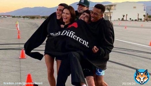 Kendall Jenner with her friends is such a vibe lol