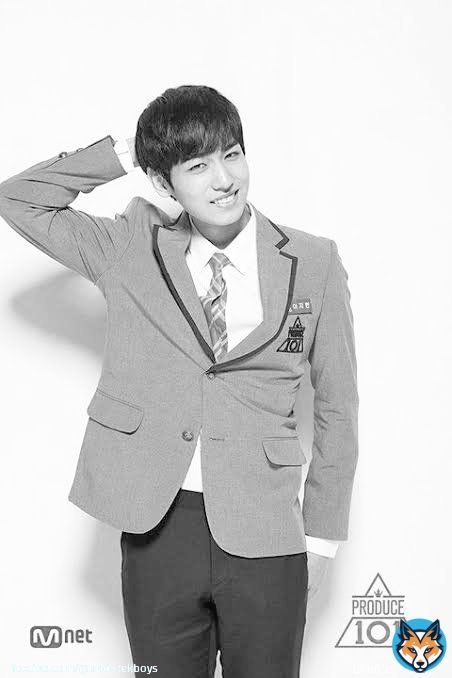 TW: Morte.   Lee Jihan, ator e ex-participante do &lsquo;Produce 101&rsquo;, infelizmente faleceu na trag&eacute;dia de Itaewon, aos 25 anos de idade.   N&oacute;s desejamos que o cora&ccedil;&atilde;o da fam&iacute;lia e conhecidos possa ser reconfortado por essa perda!