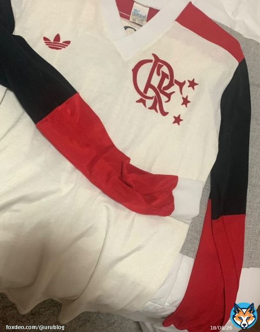 Olha isso. Esse Manto de 81, era do Domingos Bosco, supervisor do Flamengo. T&aacute; guardada na cristaleira desde Tokio, porque o neto prometeu ao av&ocirc; que a levaria pro pr&oacute;ximo Mundial do Flamengo. O neto n&atilde;o conseguiu ir pra Doha, mas pro Marrocos ele vai. Tirem suas conclus&otilde;es.