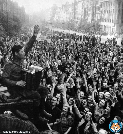 Советский солдат с гармонью и ликующие жители Праги, 9 мая 1945 год.  #ДеньПобеды #9мая