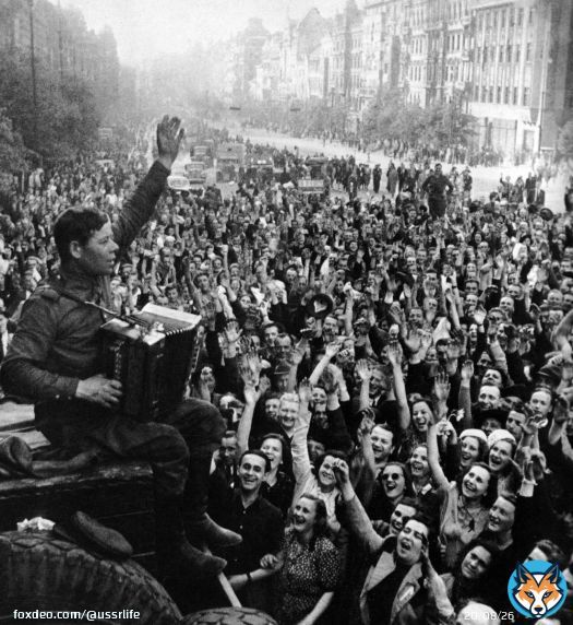 Советский солдат с гармонью и ликующие жители Праги, 9 мая 1945 год.  #ДеньПобеды #9мая