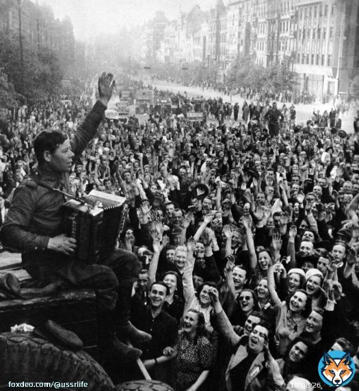 Советский солдат с гармонью и ликующие жители Праги, 9 мая 1945 год.  #ДеньПобеды #9мая