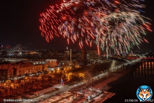 Было жутко холодно, но красиво: смотрим праздничный салют в небе над Волгоградом. Залпы раскрасили город вечером 23 февраля.