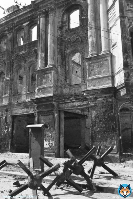 Противотанковые ежи. Слева - Киев 1942, справа - Ковель 2022.