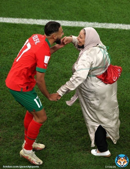 Sofiane Boufal bailando con su mam&aacute;. Una de las im&aacute;genes m&aacute;s lindas de la historia de los Mundiales.
