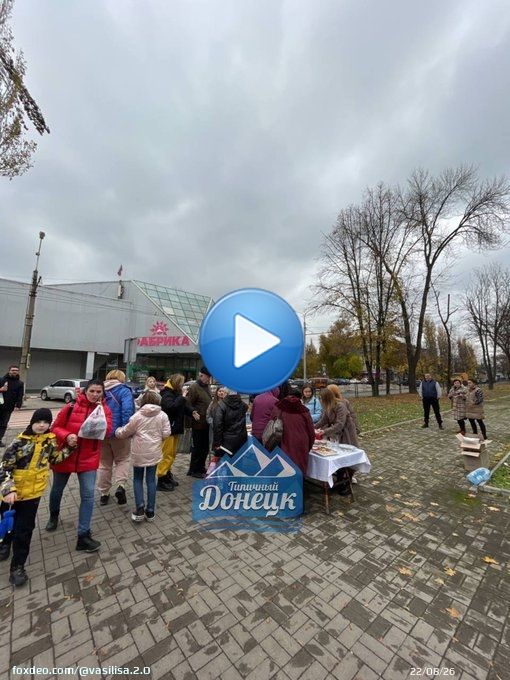 Донецк. Пир на бульваре Шевченко в честь дня Народного Единства   Жители Донецка исполнили мечту Александра Захарченко в День народного единства   Первый глава ДНР мечтал отпраздновать воссоединение с Россией за одним общим столом. К сожалению, 'Батяя' не дожил до этой даты,