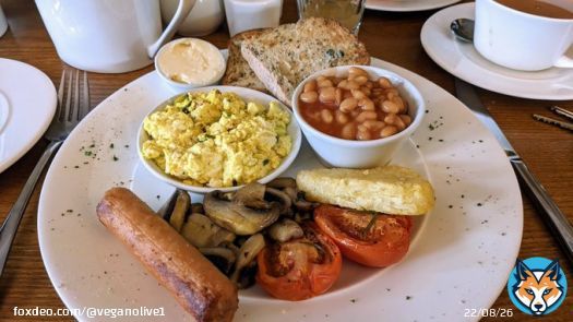 Plenty #Vegan breakfast options at #AmblesideManor hotel in #LakeDistrict in a gorgeous dining room to start the day #Itseasy2bvegan #Veganfood